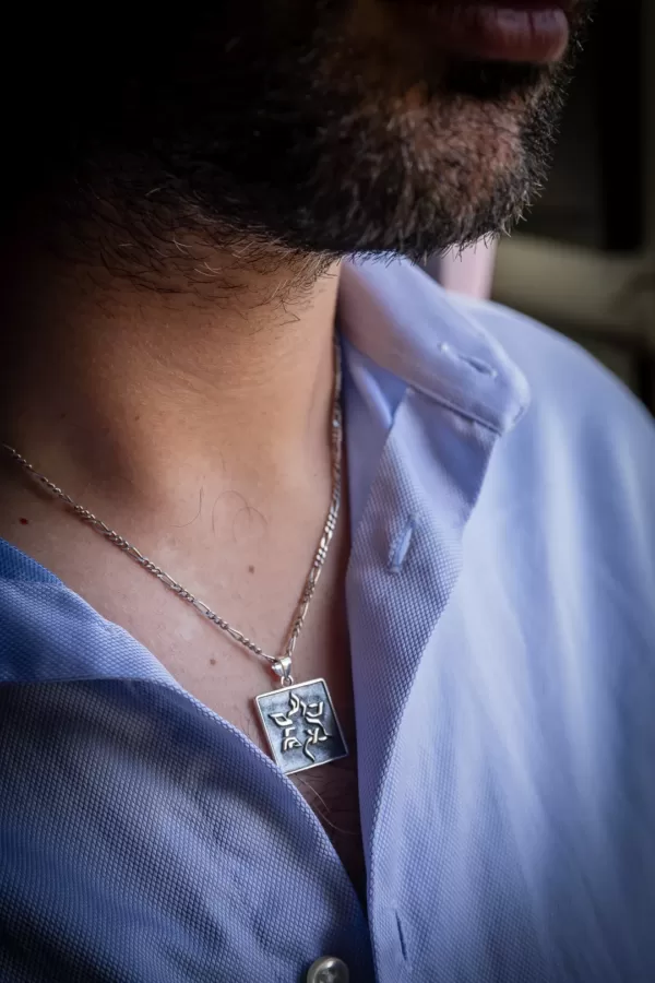 Pendentif carré "Am Israël Haï" dans l'étoile de David